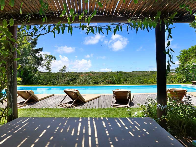 Piscina com vista para a reserva de Mata Atlântica