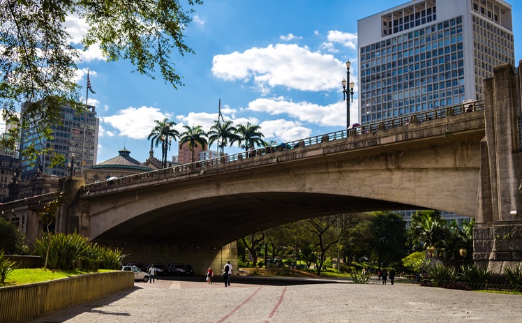 Viaduto do Chá - 1,7km do hotel